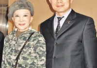 女星自曝20年没跟丈夫亲热 怀疑是同性恋