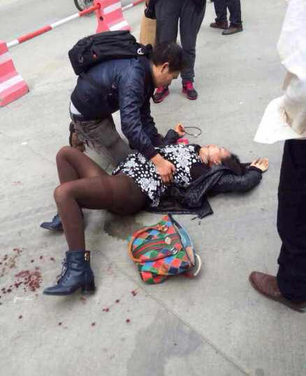 厦门罗宾森广场两女子被捅伤现场视频曝光 曝厦门罗宾森广场两女子为什么被捅伤