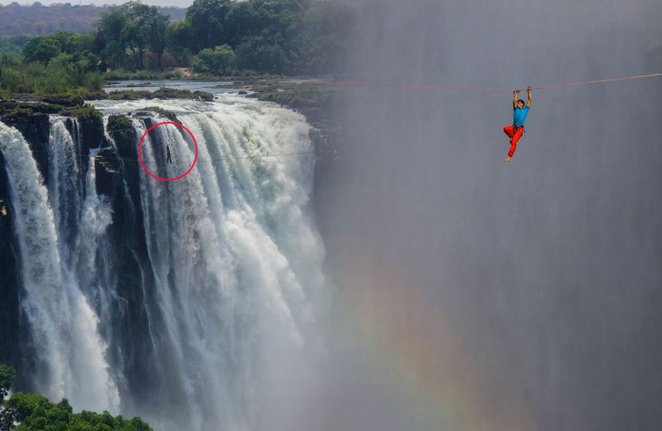 澳大利亚冒险家Reinhard Kleindl和德国Lukas Irmler完成世界最大瀑布维多利亚瀑布走钢丝