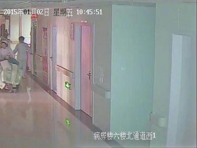 河南洛阳妇幼保健院婴儿轮椅上出生倒悬坠地被护士拖行十几米监控视频|图片