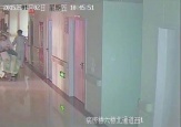 河南洛阳妇幼保健院婴儿轮椅上出生倒悬坠地被护士拖行十几米监控视频|图片