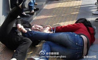 安徽无为县两母女微信恋上同一个人 得知真相后扭打成一团