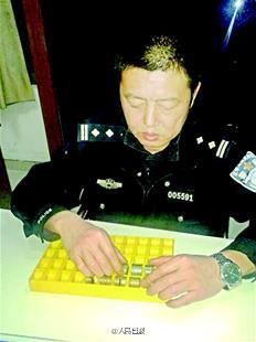 湖北黄石男子张某特意去银行换500枚硬币缴罚款 交警3分钟数完