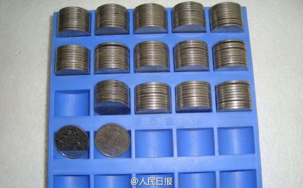 湖北黄石男子张某特意去银行换500枚硬币缴罚款 交警3分钟数完