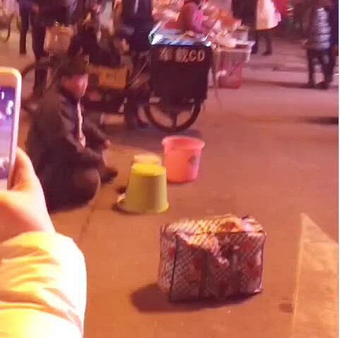 高手在民间 街头艺人用水桶当架子鼓弹奏邓紫棋《喜欢你》视频