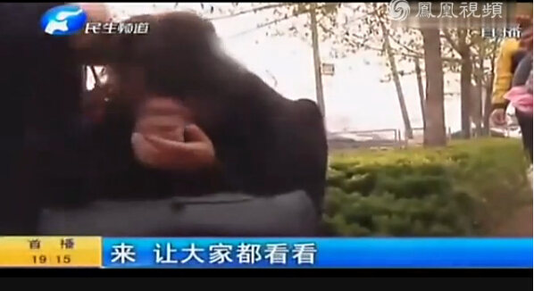 实拍河南原配街头打小三拽闺蜜头发 让闺蜜抬头看谁漂亮视频