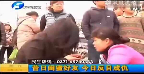 实拍河南原配街头打小三拽闺蜜头发 让闺蜜抬头看谁漂亮视频