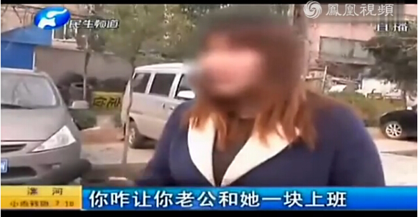 实拍河南原配街头打小三拽闺蜜头发 让闺蜜抬头看谁漂亮视频