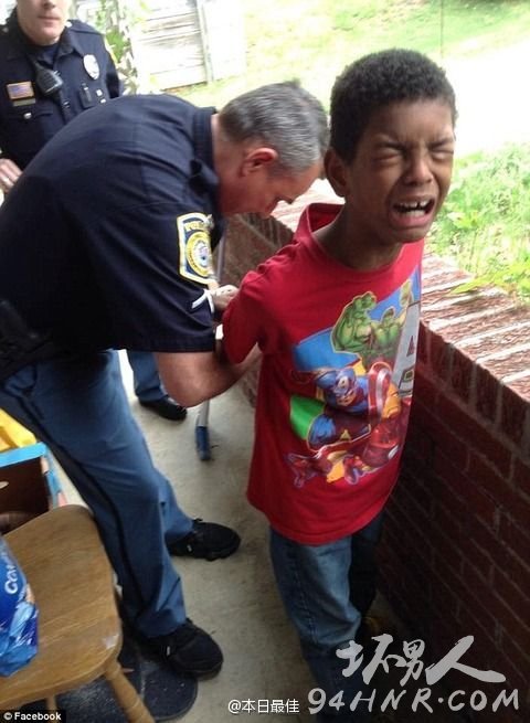 美国佐治亚州哥伦布10岁少年不做作业 老爸打911让警察抓走 这才是亲爹