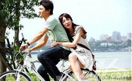 喜欢上公司女同事怎么办 办公室恋情应该这么谈