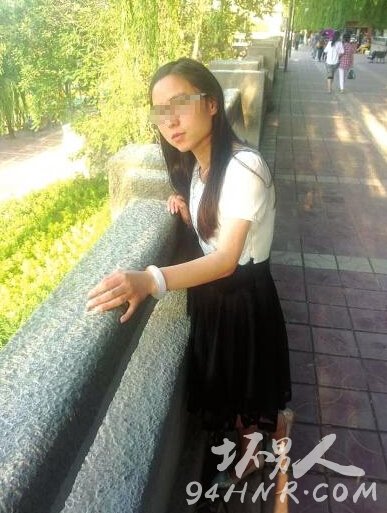 铁路新村十字街头监控视频|洒水车经过女孩瞬间消失|女孩怎么就突然消失了