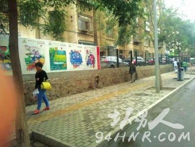 铁路新村十字街头监控视频|洒水车经过女孩瞬间消失|女孩怎么就突然消失了