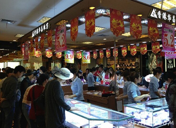 陕西43人游香港被拉去珠宝店强制消费现场视频:不买不让出 导游个人资料遭人肉