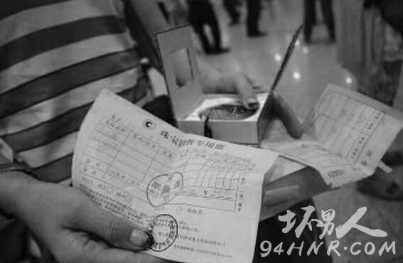 陕西43人游香港被拉去珠宝店强制消费现场视频:不买不让出 导游个人资料遭人肉