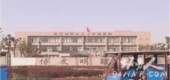 南京城市交通运输学校女学生在校园KTV当三陪视频 学生妹陪酒不雅视频
