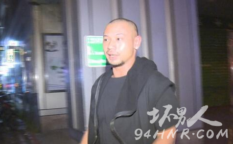 台湾艺人金刚李信樵酒店斗殴监控视频 友人持枪示威 开枪男子是谁|和李信樵是什么关系