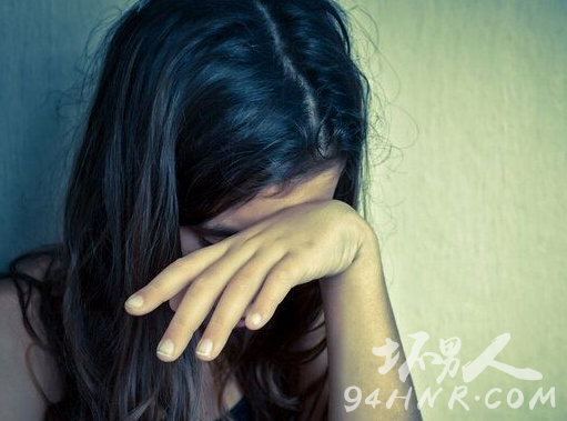 女大学生表白被拒 雨中躺地求死 暗恋男同学言某个人资料|照片