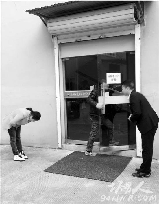 浙江台州老板谢继友每天90度鞠躬欢迎员工上班(组图)