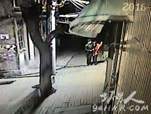 男子深夜抢劫少女监控视频曝光 作案后与受害人屈膝长谈20分钟