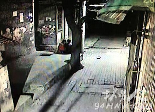 男子深夜抢劫少女监控视频曝光 作案后与受害人屈膝长谈20分钟