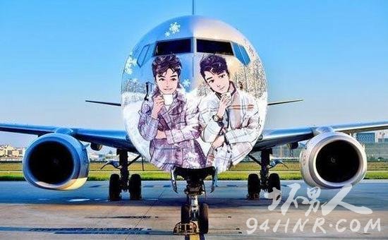 胡歌霍建华CP照片被印上飞机 网友:胡霍CP终于能上天了