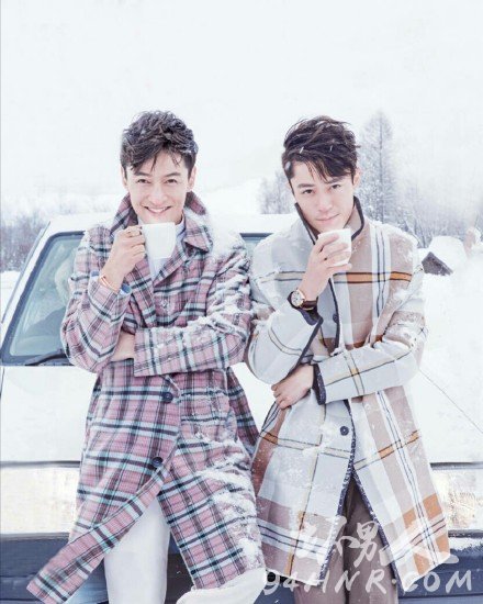 胡歌霍建华CP照片被印上飞机 网友:胡霍CP终于能上天了