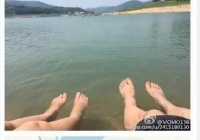 女子水源地泡脚 称全市人民喝自己洗脚水