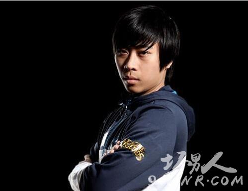 卢本伟家庭背景