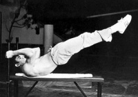 坚持李小龙“龙旗”的标准 你也可以练出6块腹肌