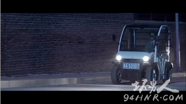 李大宝开的白色小车是什么车