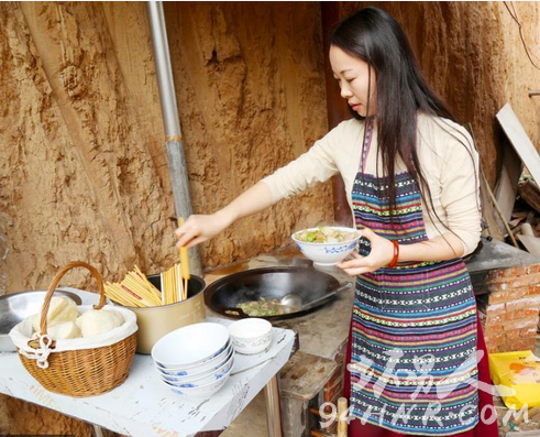 80后美女居住窑洞