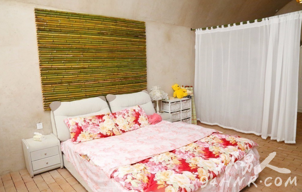 80后美女居住窑洞