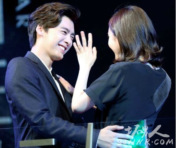 李易峰摸杨幂的胸下体