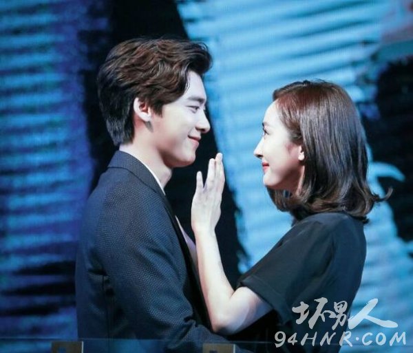 李易峰摸杨幂的胸下体