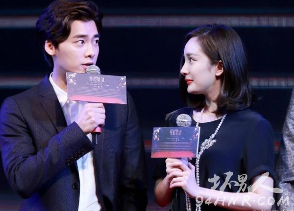 李易峰摸杨幂的胸下体