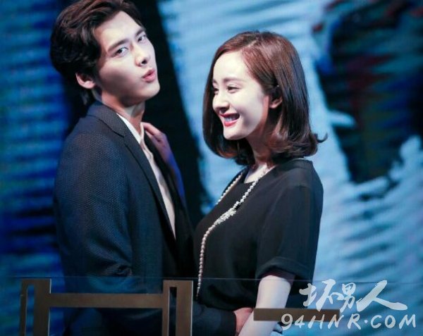 李易峰摸杨幂的胸下体