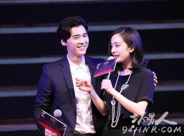 李易峰摸杨幂的胸下体