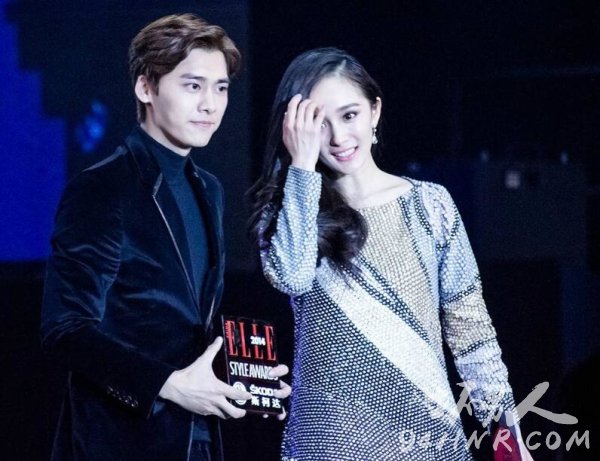 李易峰摸杨幂的胸下体