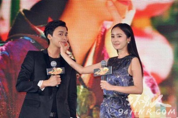 李易峰摸杨幂的胸下体