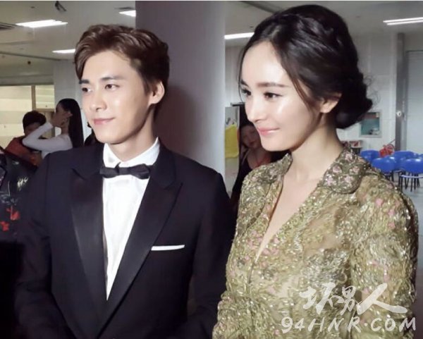 李易峰摸杨幂的胸下体