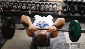 手臂锻炼起来 这样才能保护好女朋友