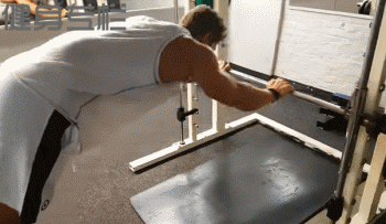 手臂锻炼起来 这样才能保护好女朋友