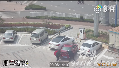 女司機停不進車位用手抬視頻