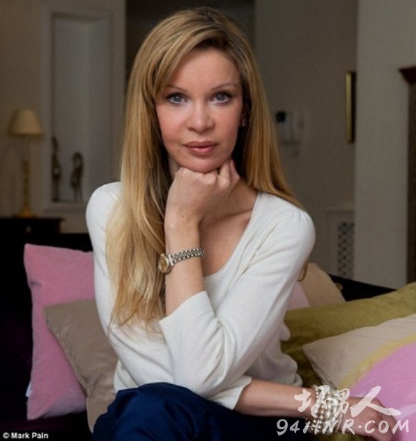 美国女子整成芭比