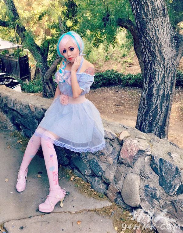 美国女子整成芭比