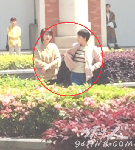 郑爽被曝拍戏不敬业 用替身上场自己旁边玩手机