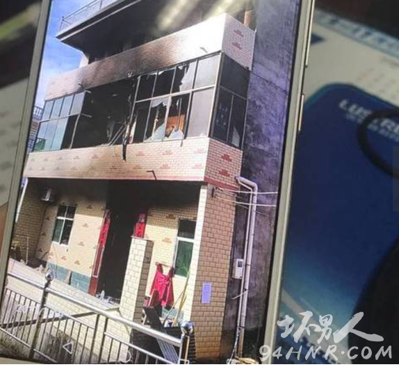 男孩冲火场救弟弟