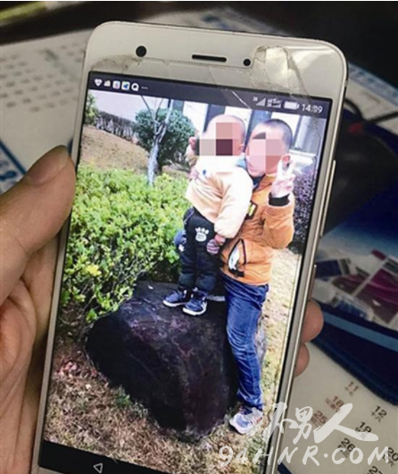 男孩冲火场救弟弟