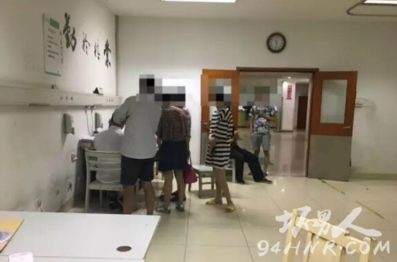 女子扶摔倒大妈