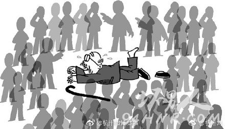 女子扶摔倒大妈